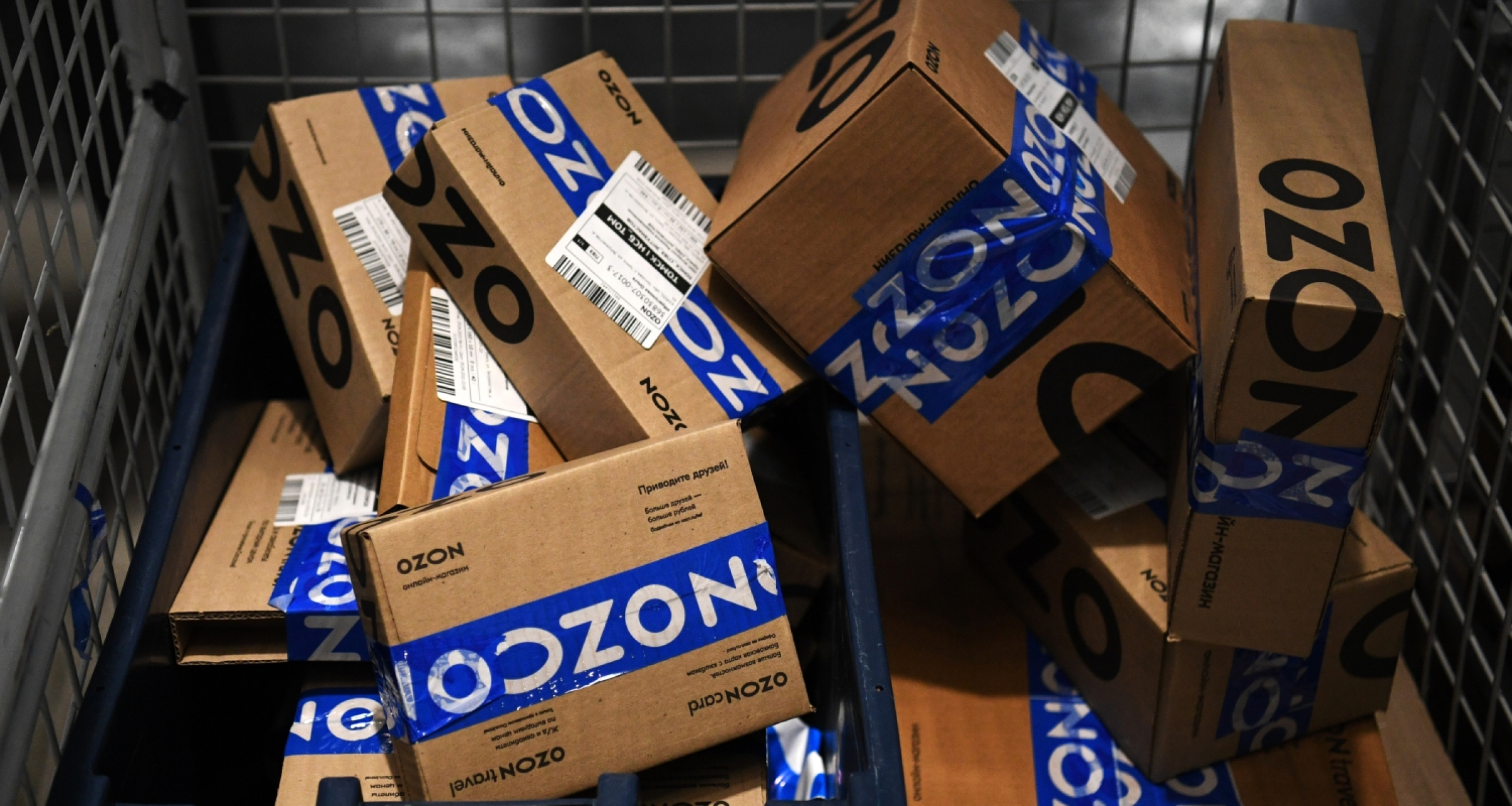 «Горят товары на 12 млн рублей». Как селлеры переживают атаки на склады Ozon